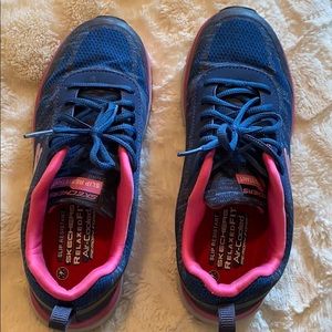 Sketchers slip resistant shoes